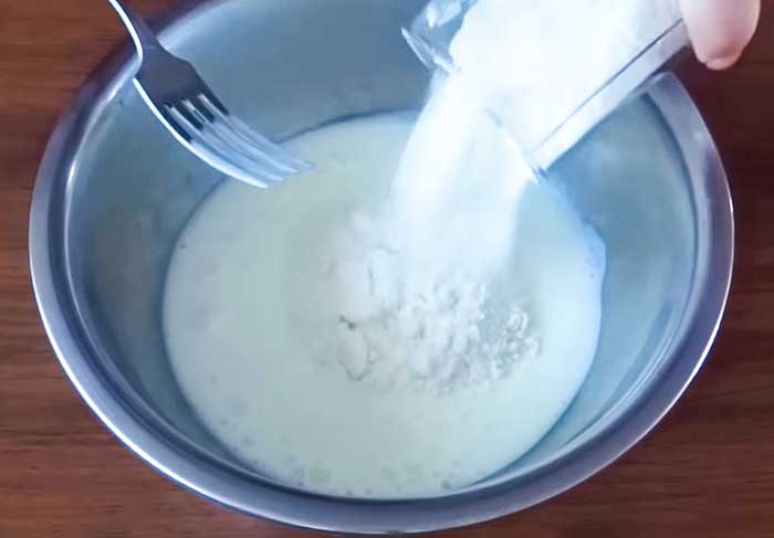высыпать муку