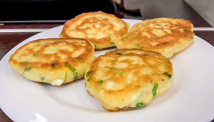 Оладьи пышные с луком и яйцом