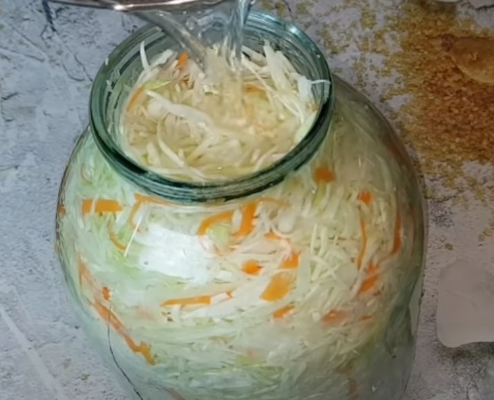 залить рассолом