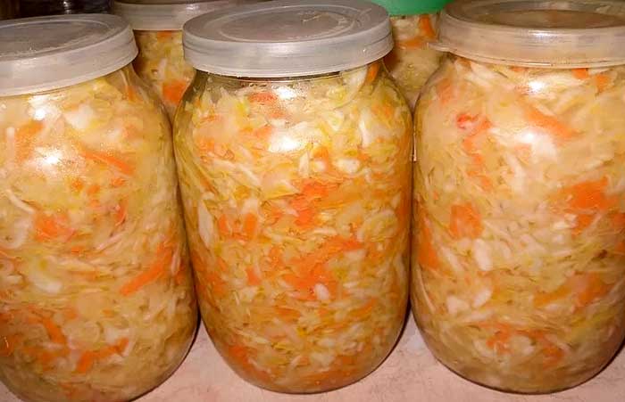 Квашеная каупста в кастрюле