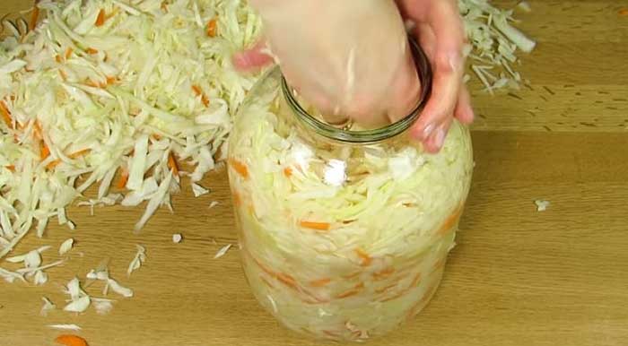 положить в банки