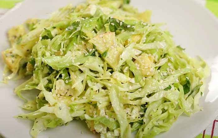 Капустный салат посыпать кунжутом