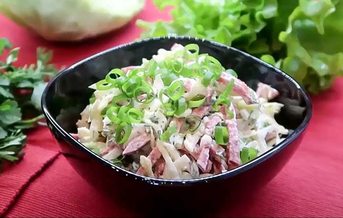 Салат из свежей каупсты с колбасой
