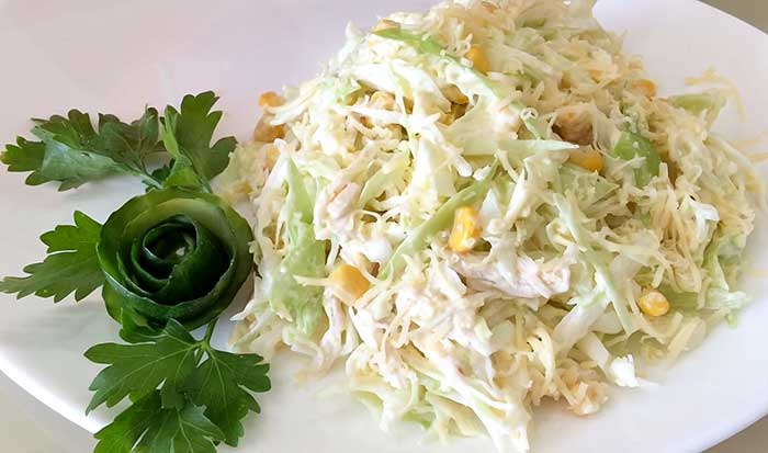 Салат из капусты с курицей и кукурузо