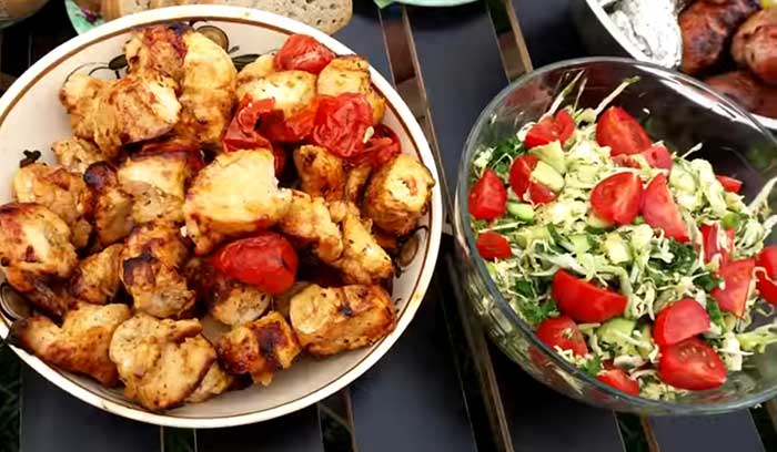 Салат с капустой и шашлык