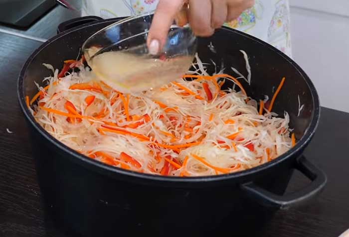 Заправиьт капустный салат маринадом