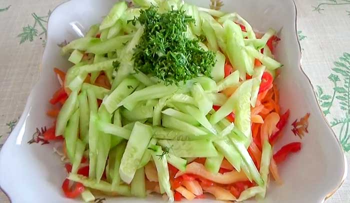 Смешат ьсалат в миске