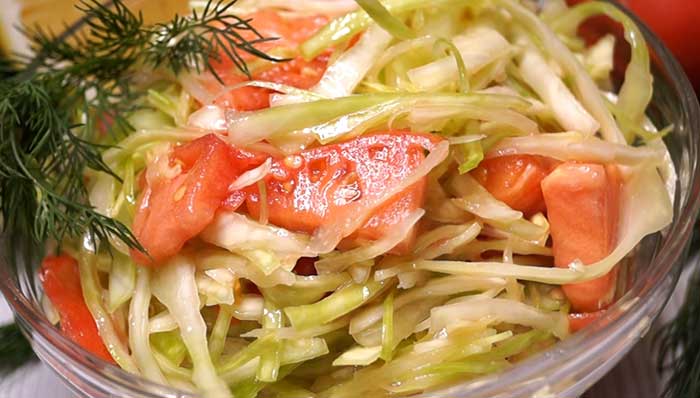 Простой салат из капусты с помидорами