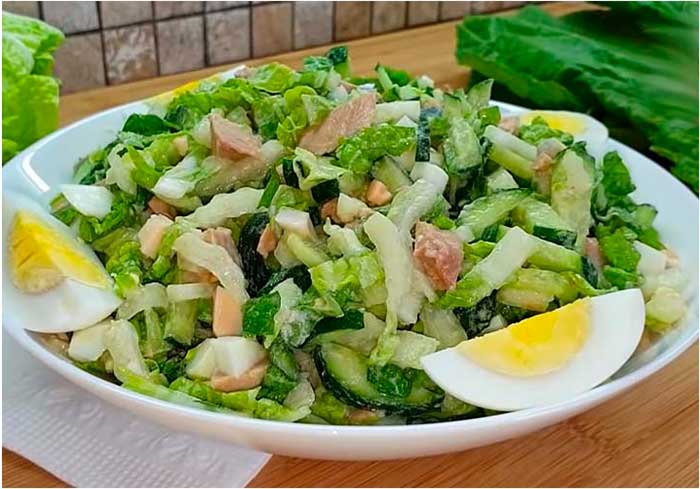Капустный салат с печенью трески и яйцами