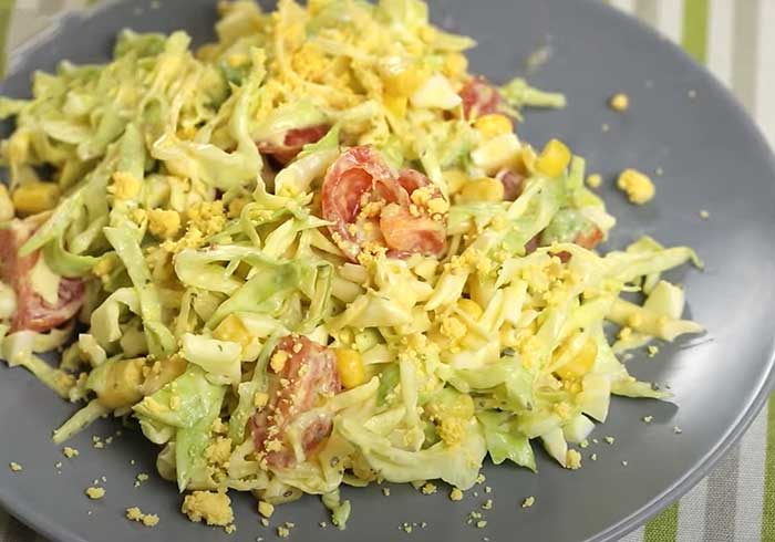 Салат из молодой капусты с помидорами и яйцом