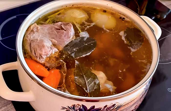 Сварить мясо и бульон для харчо