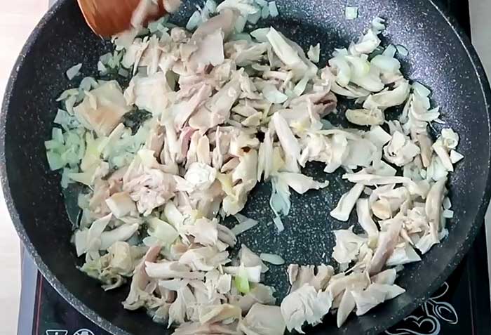 Курица и лук на сковороде