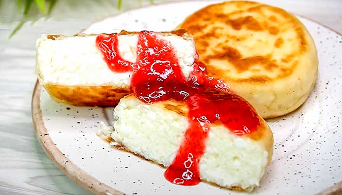 Сырникик с манкой с вареньем