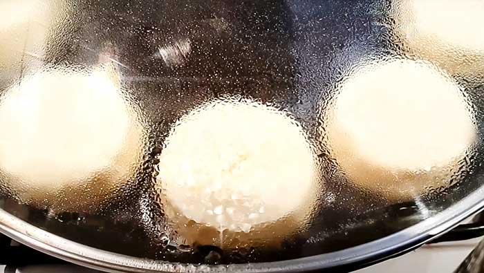 Жарить сырники под кышкой