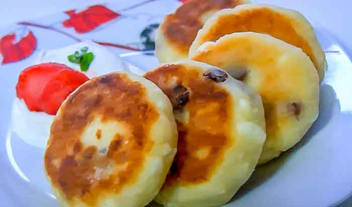 Сырнкиик из творога с изюмом и манкой на сковороде